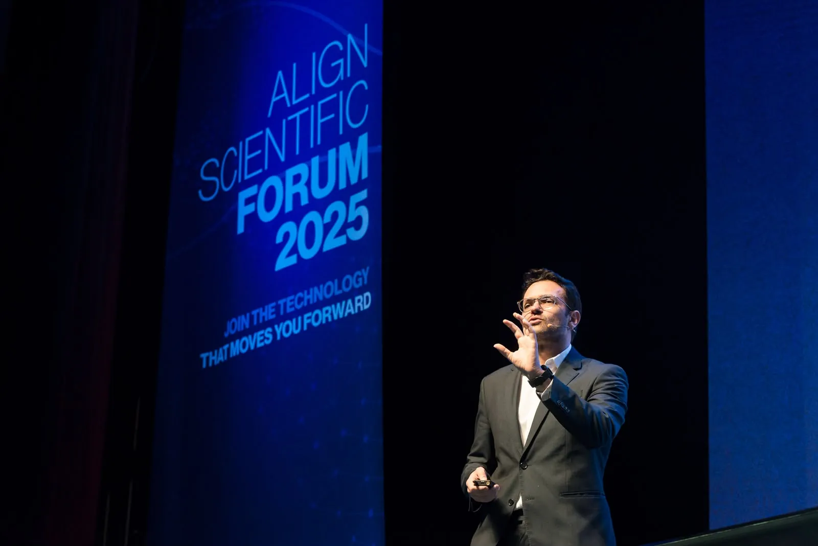 Dr. Bruno Furquim no palco do Align Scientific Forum 2025.