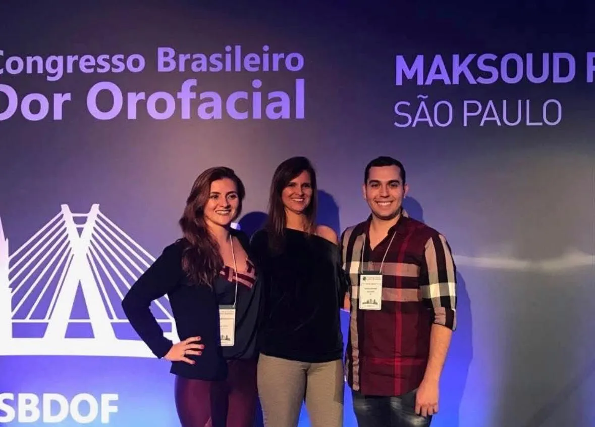 Dra. Simone Carrara com participantes do I Congresso Brasileiro de Dor Orofacial.