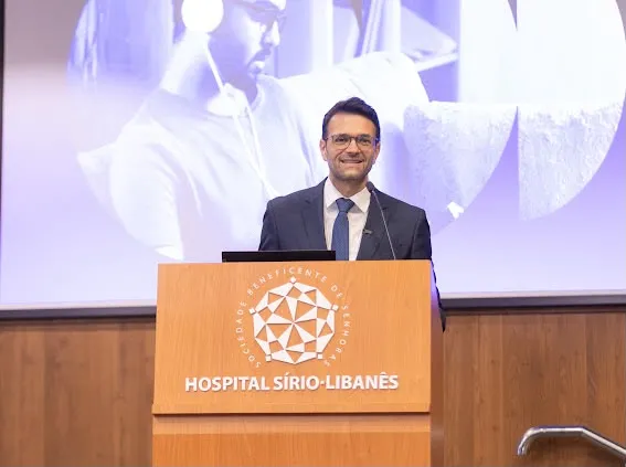 Dr. Bruno Furquim no púlpito do Sírio-Libanês durante congresso em 2026.